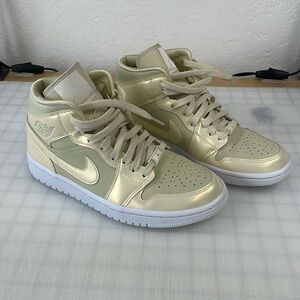 Nike Air Jordan One 1 Mid Fossil White Metallic Shine 8 Women’s